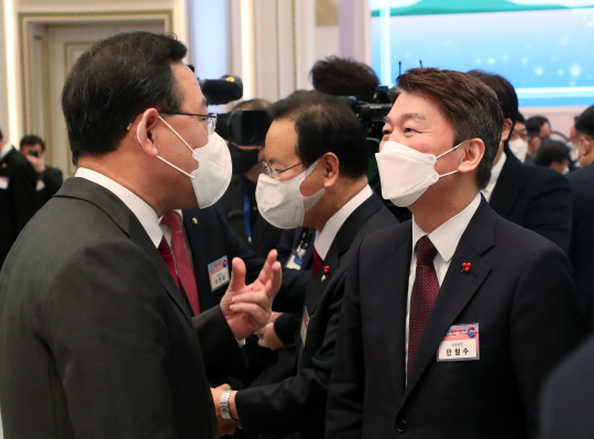 국민의힘 주호영(왼쪽) 원내대표와 안철수(오른쪽) 의원이 지난 1월2일 청와대 영빈관에서 윤석열 대통령이 참석한 가운데 열린 '2023년 신년인사회'에서 얘기를 나누고 있다.<대통령실통신사진기자단>